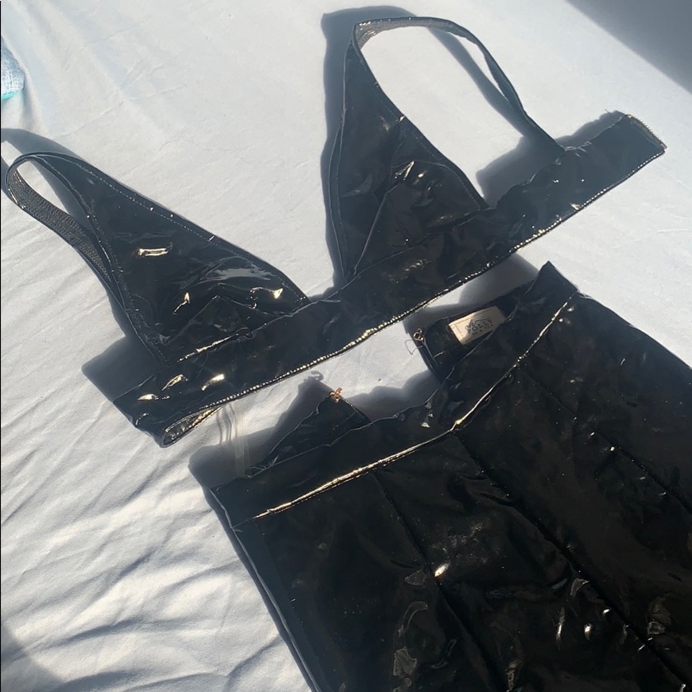 BLACK 2 PIECE VINYL SET